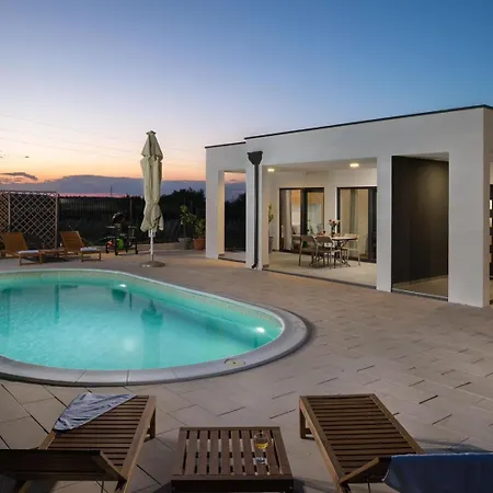 Vila Akadia Holiday - Heated Pool *