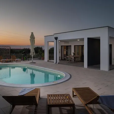 Akadia Holiday - Heated Pool Vila