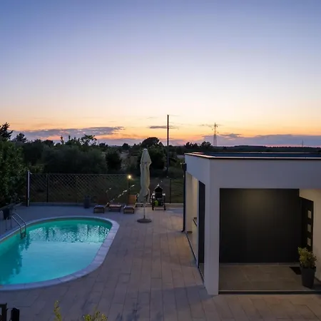 Vila Akadia Holiday - Heated Pool