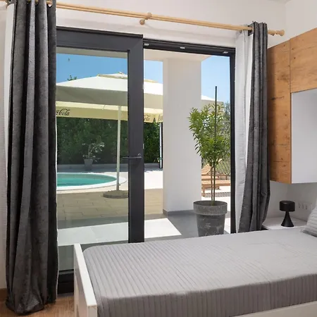 Vila Akadia Holiday - Heated Pool *