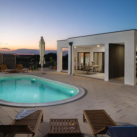 Akadia Holiday - Heated Pool Vila *
